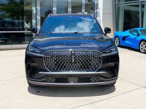 Used 2026 Lincoln Aviator Reserve AWD/4WD image 2
