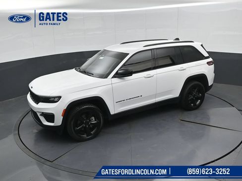 Used 2023 Jeep Grand Cherokee Limited w/ Black Appearance Package AWD/4WD image 51