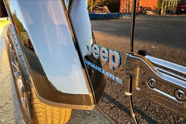 Used 2024 Jeep Wrangler Unlimited w/ Convenience Group AWD/4WD image 22