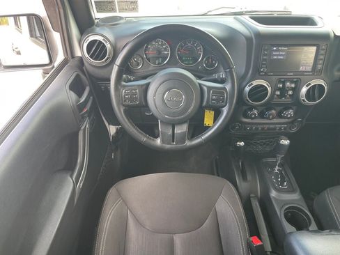 Used 2018 Jeep Wrangler Unlimited Rubicon w/ Cold Weather Group AWD/4WD image 2