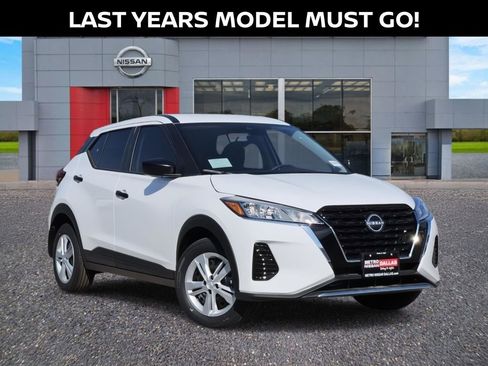 New 2025 Nissan Kicks Play S image 1