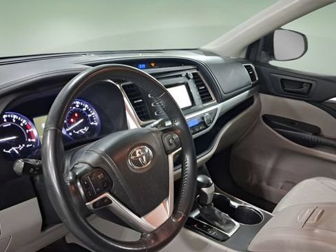 Used 2014 Toyota Highlander Plus AWD/4WD image 24