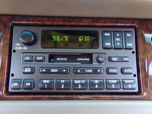 Used 2002 Lincoln Town Car Signature RWD image 34
