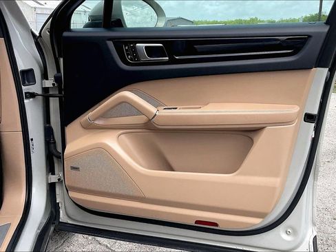 Used 2021 Porsche Cayenne Coupe image 28