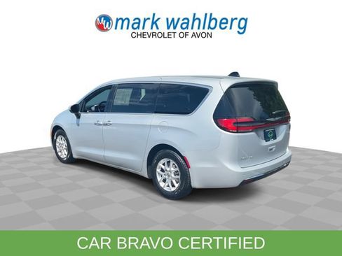 Used 2023 Chrysler Pacifica Touring FWD image 6