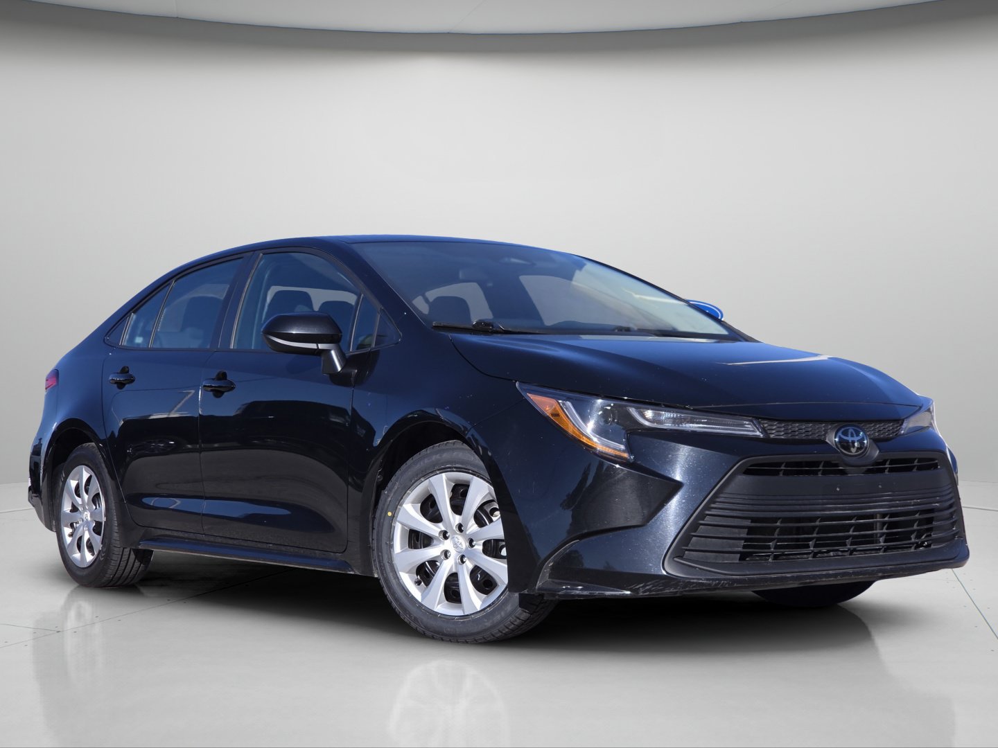 Used 2025 Toyota Corolla LE FWD image 2