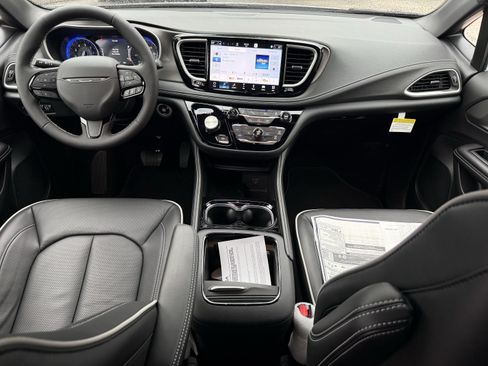 New 2027 Chrysler Pacifica Limited FWD image 10