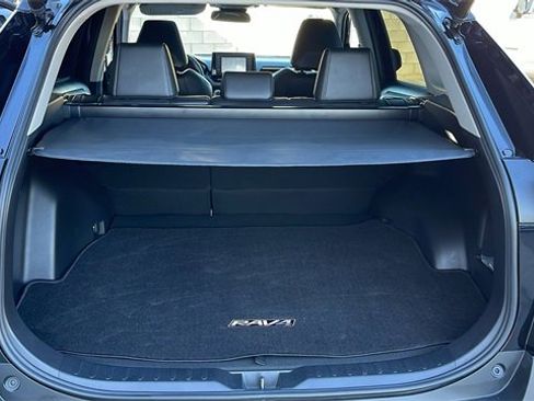 Used 2022 Toyota RAV4 XLE Premium image 31