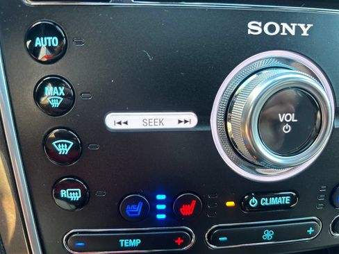 Used 2017 Ford Explorer Limited w/ Equipment Group 301A AWD/4WD image 32
