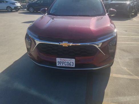 Used 2025 Chevrolet Trax LT FWD image 1