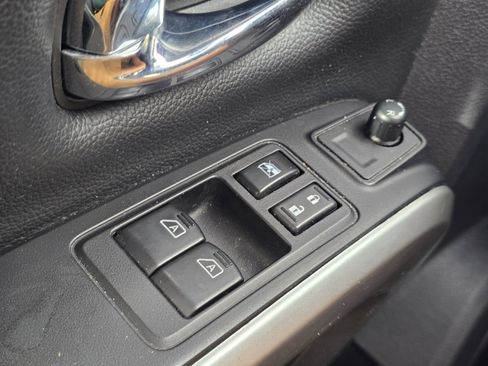 Used 2018 Nissan Titan SV w/ SV Convenience Package AWD/4WD image 25