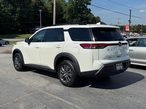 Certified 2024 Nissan Pathfinder SV FWD image 5