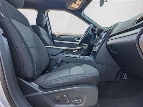 Used 2018 Ford Explorer XLT w/ Equipment Group 201A FWD image 16