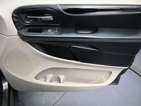 Used 2016 Dodge Grand Caravan SE image 23