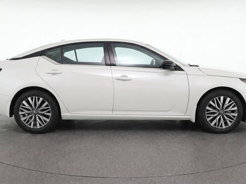 Used 2025 Nissan Altima 2.5 SV FWD image 11