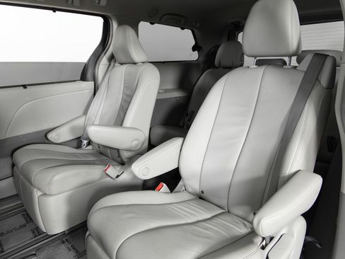 Used 2013 Toyota Sienna XLE image 17