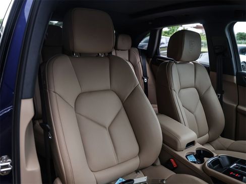 Used 2025 Porsche Macan image 38