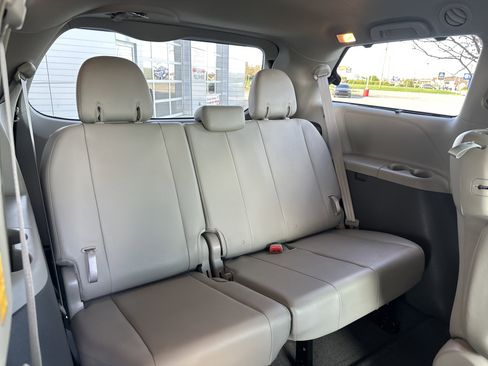 Used 2014 Toyota Sienna XLE w/ Entertainment Package image 15