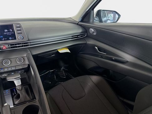 Certified 2026 Hyundai Elantra SE FWD image 22