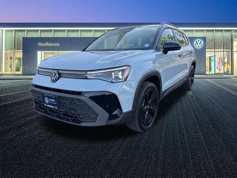 Certified 2025 Volkswagen Taos SE image 8