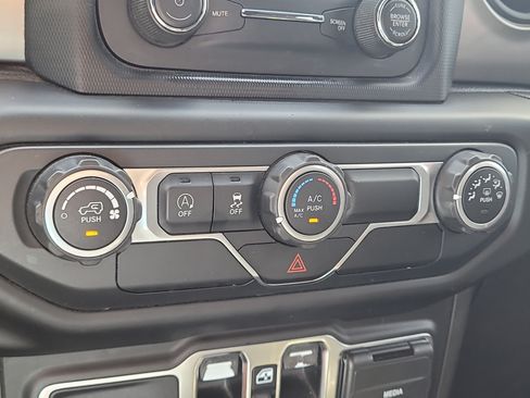 Used 2020 Jeep Gladiator Sport w/ Quick Order Package 23S AWD/4WD image 23