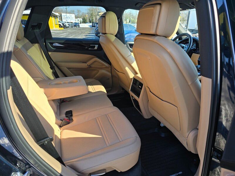 Used 2019 Porsche Cayenne AWD/4WD image 16