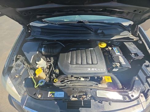 Used 2016 Chrysler Town & Country Touring w/ Driver Convenience Group FWD image 9