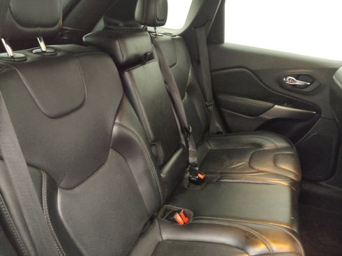 Used 2020 Jeep Cherokee Limited FWD image 19
