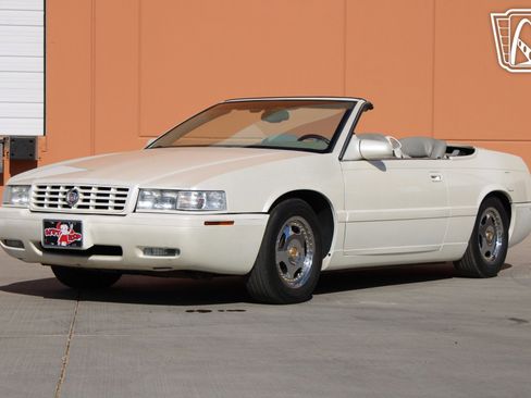 Used 2002 Cadillac Eldorado Touring w/ Preffered Equipment Group image 2