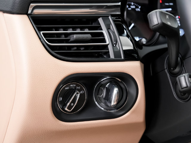 Certified 2026 Porsche Macan AWD/4WD image 11