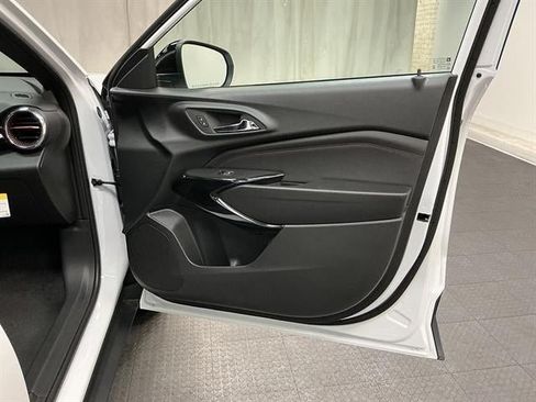 New 2026 Chevrolet Trax RS w/ Sunroof Package FWD image 31