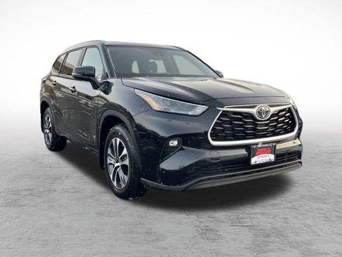 Certified 2023 Toyota Highlander XLE image 3