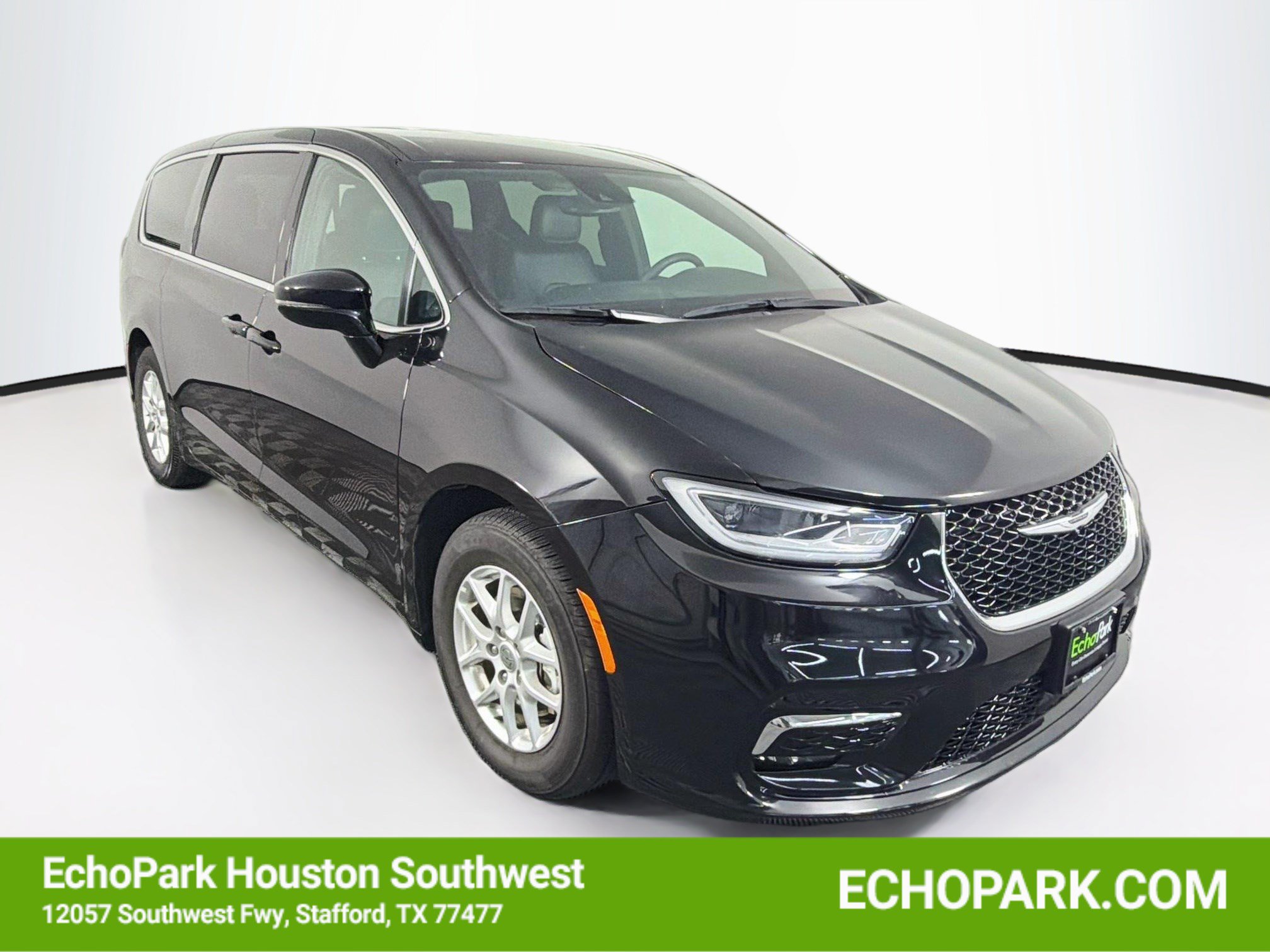Used 2025 Chrysler Pacifica Select FWD image 1