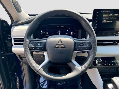 New 2025 Mitsubishi Outlander SE image 11