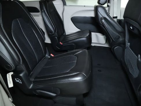 Used 2023 Chrysler Pacifica Touring-L image 31