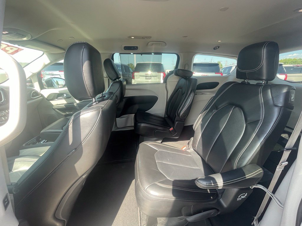 Used 2024 Chrysler Pacifica Touring-L FWD image 25
