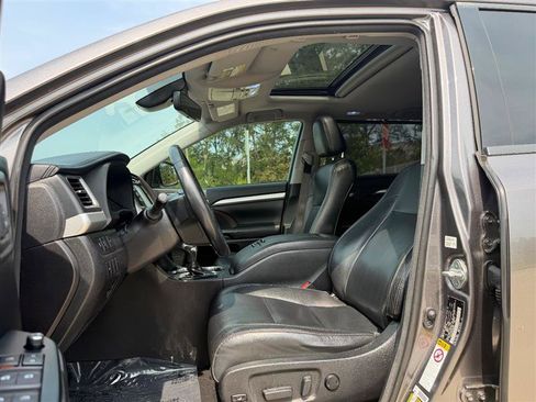 Used 2018 Toyota Highlander XLE AWD/4WD image 13