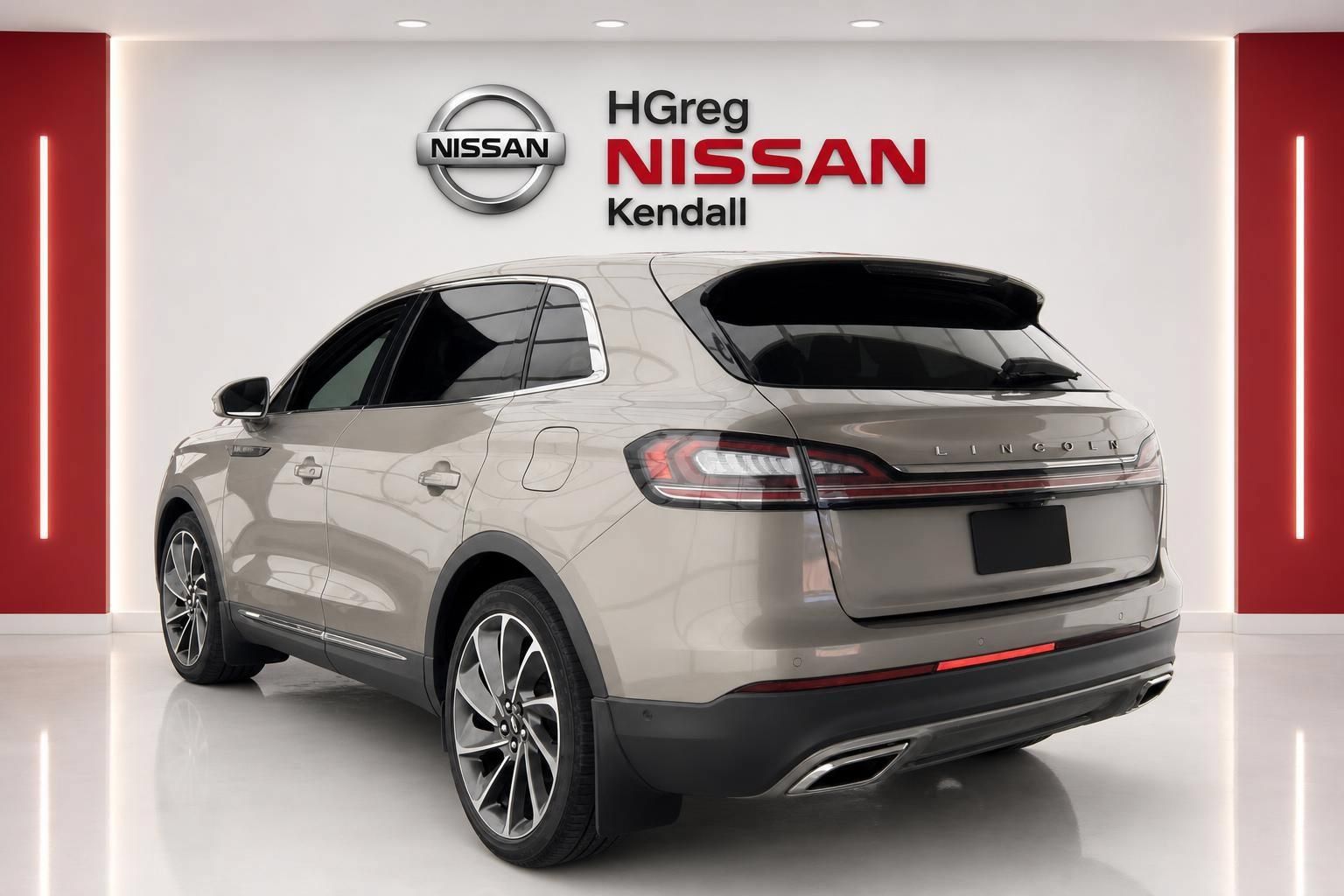 Used 2023 Lincoln Nautilus Reserve w/ Equipment Group 201A FWD image 2