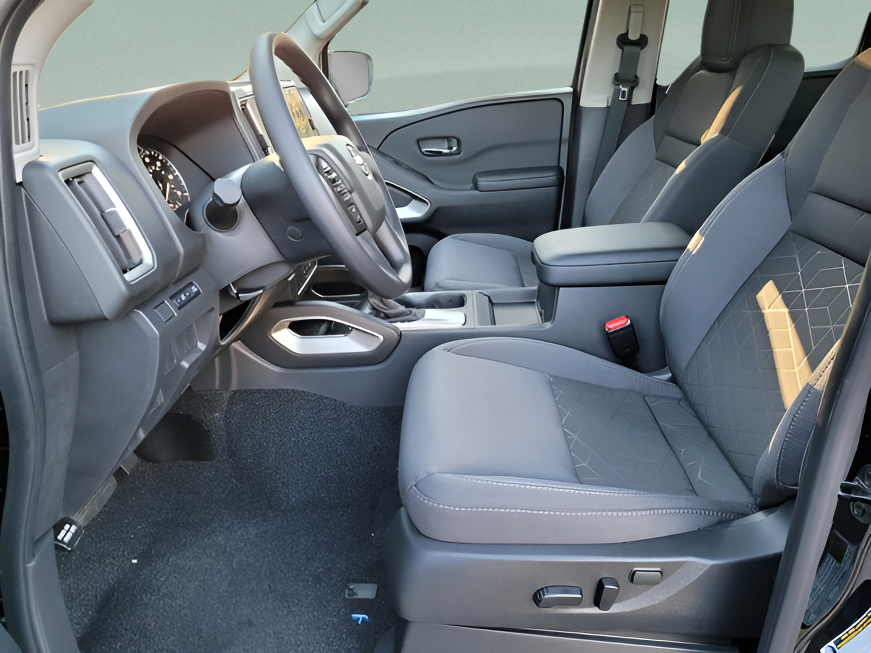 Used 2026 Nissan Frontier SV w/ Tow Package RWD image 12