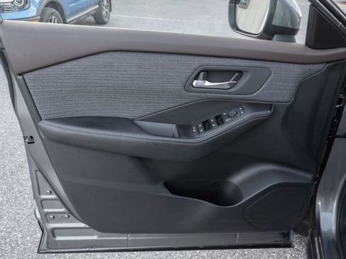 Used 2023 Nissan Rogue SV image 14