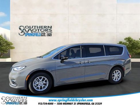 Used 2025 Chrysler Pacifica Select FWD image 1
