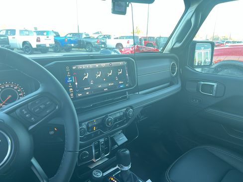 Used 2025 Jeep Gladiator High Tide image 5