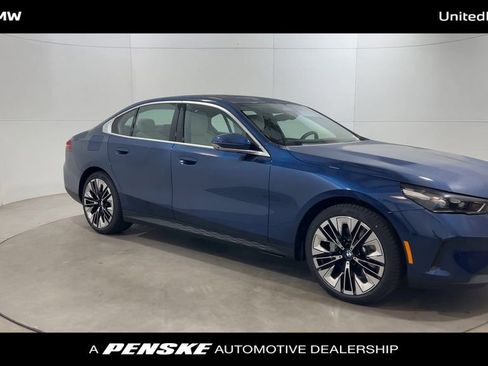 Used 2025 BMW 530i w/ Premium Package image 2