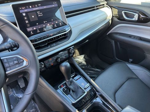 Used 2025 Jeep Compass Limited image 17