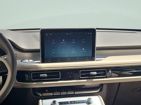 Used 2023 Lincoln Aviator 2WD w/ Premium Package image 18