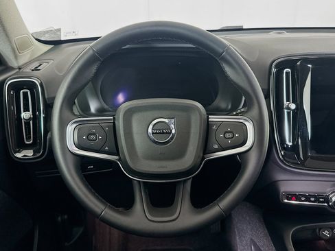 Used 2025 Volvo XC40 B5 Plus image 18