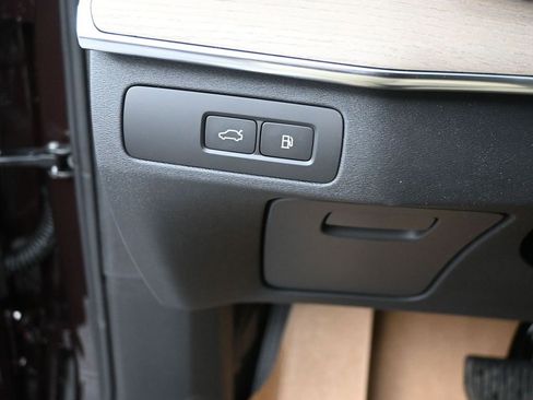 New 2025 Volvo XC90 T8 Core w/ Climate Package image 16