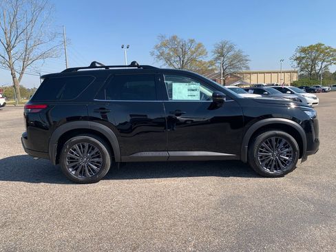 New 2026 Nissan Pathfinder SL image 2