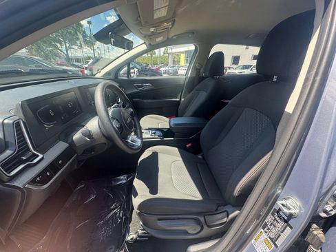 Used 2025 Kia Sportage LX FWD image 25