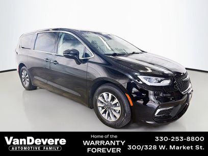 Used 2024 Chrysler Pacifica Select